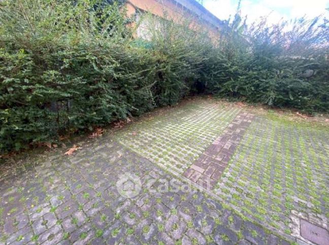 Box/posto auto in residenziale in Via Adua 40