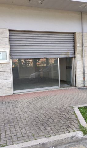 Negozio/locale commerciale in commerciale in Via Tavo 157