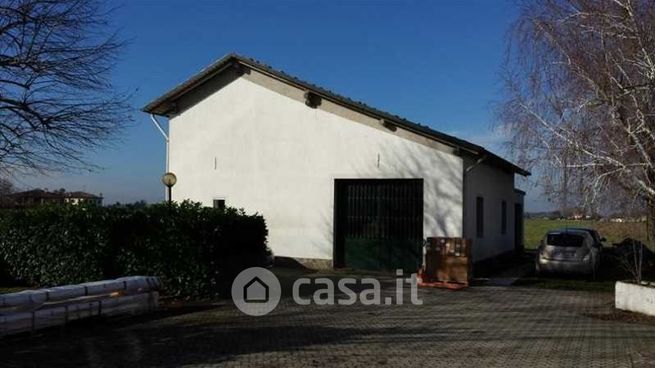 Capannone in commerciale in 