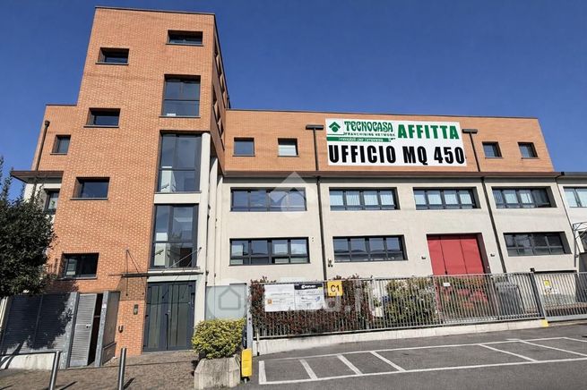 Ufficio in commerciale in Via IV Novembre 92