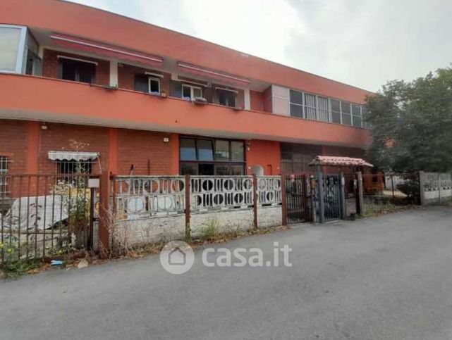 Capannone in commerciale in Via Brallo