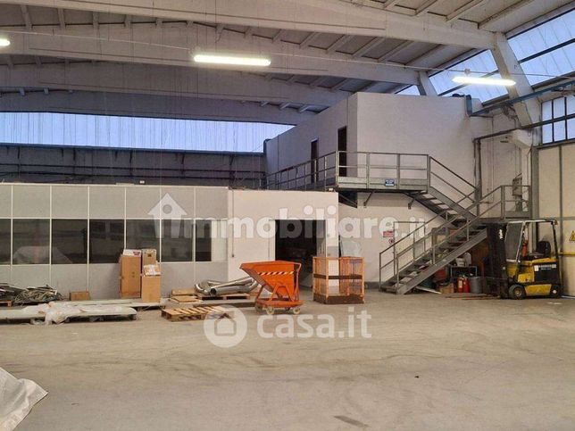 Capannone in commerciale in Via della Scienza