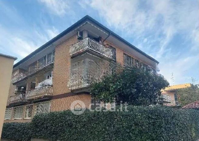 Box/posto auto in residenziale in Via delle Ciliegie 63