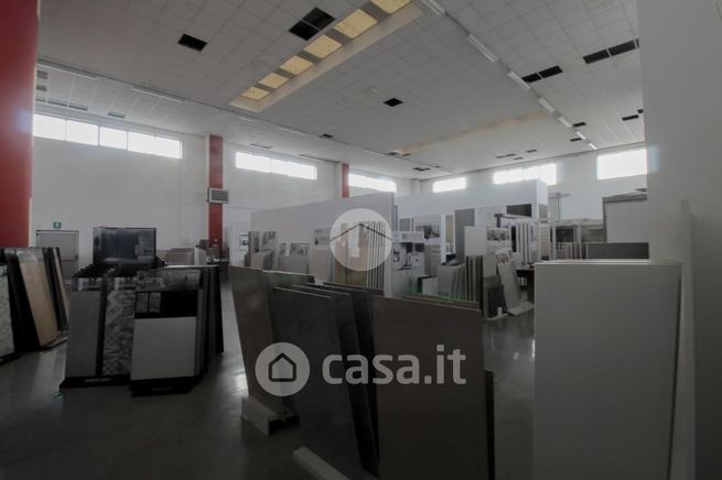 Capannone in commerciale in Via I Maggio 1