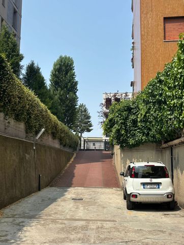 Box/posto auto in residenziale in Via Mario Pichi 12