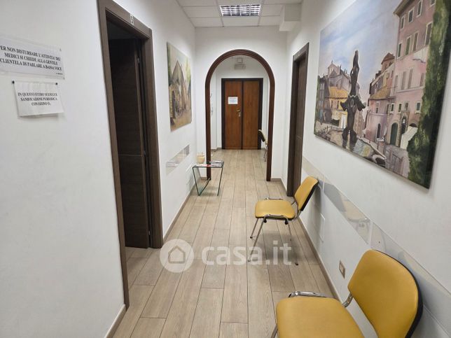 Ufficio in commerciale in Via Cristoforo Colombo 348