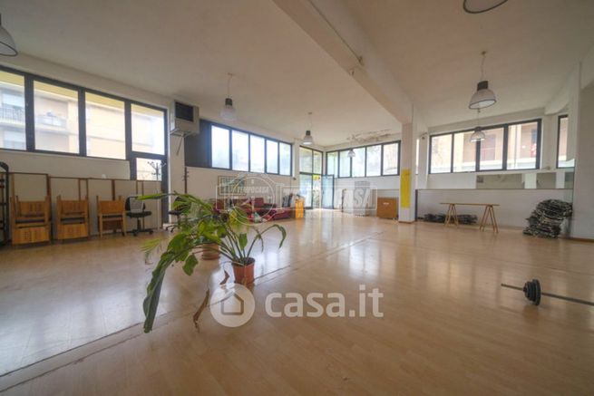 Capannone in commerciale in