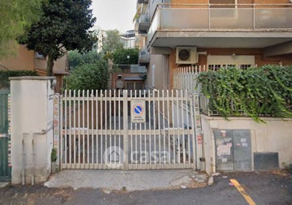 Box/posto auto in residenziale in Via Antonio Fogazzaro 27