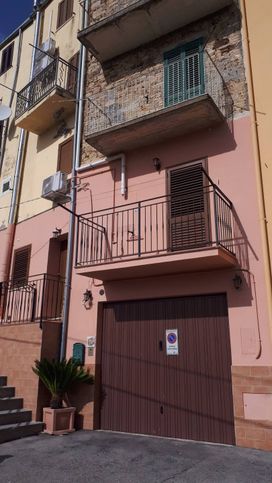 Casa bi/trifamiliare in residenziale in Via Meridionale 32