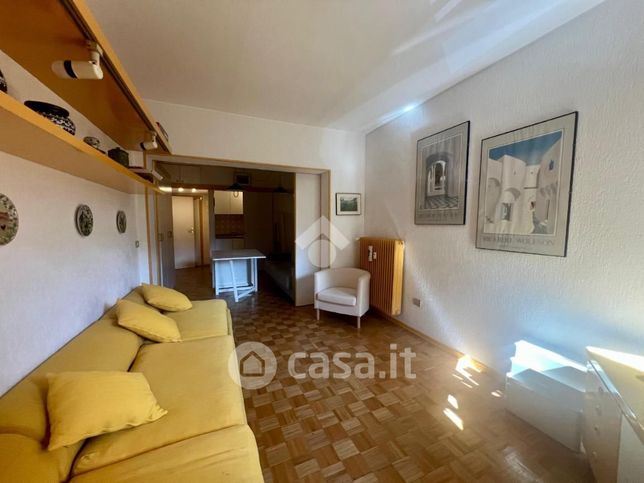 Appartamento in residenziale in Via Adamello
