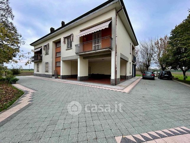 Casa indipendente in residenziale in 