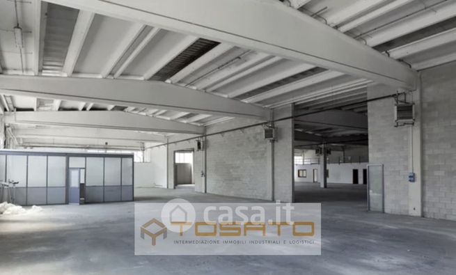 Capannone in commerciale in 
