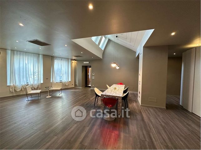 Ufficio in commerciale in Via Alessandro Volta 6