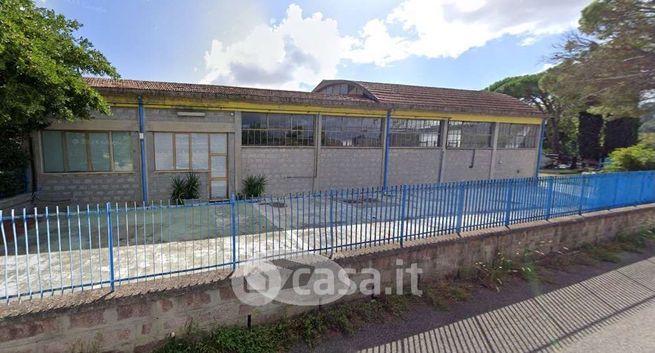 Capannone in commerciale in 