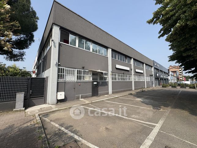Capannone in commerciale in Viale Lomellina 12