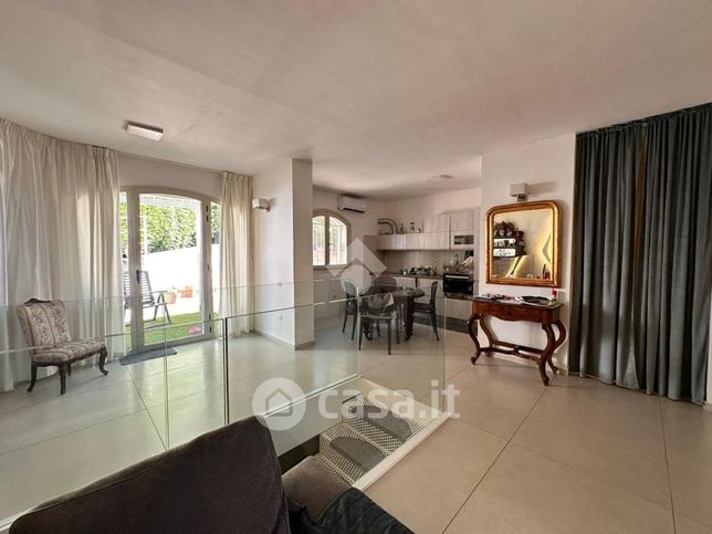 Casa bi/trifamiliare in residenziale in Viale Magna Grecia 100