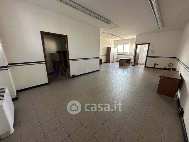 Ufficio in commerciale in Via Fratelli Bandiera 2