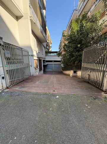 Box/posto auto in residenziale in Via Alessandro Luzio 25