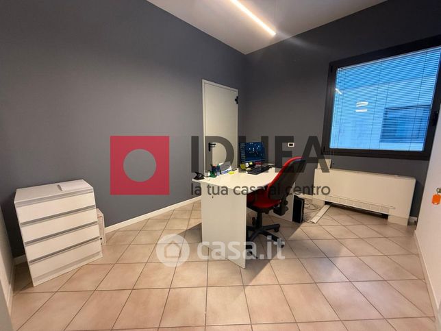 Ufficio in commerciale in Via Canoniche