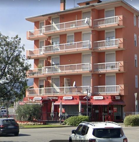 Attivitã /licenza (con o senza mura) in commerciale in Via Rosselli Carlo e nello Fratelli