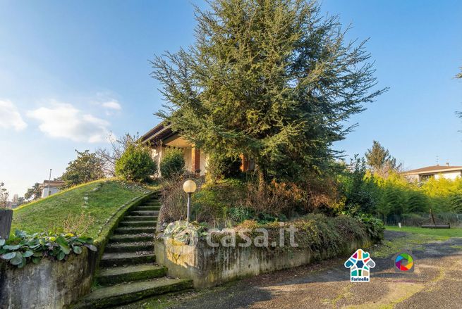 Villa in residenziale in Via Mario Michelini 14