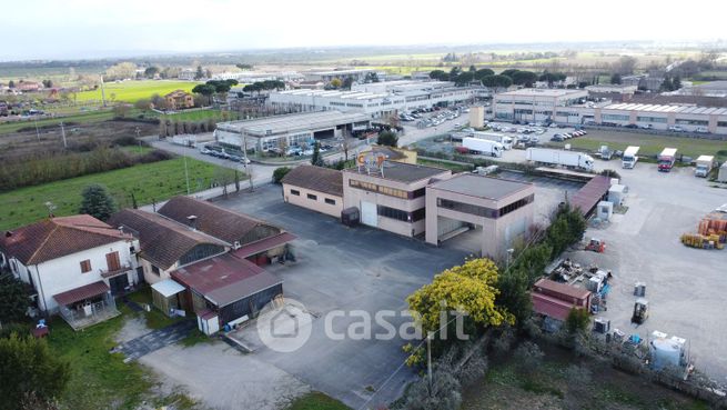 Capannone in commerciale in 