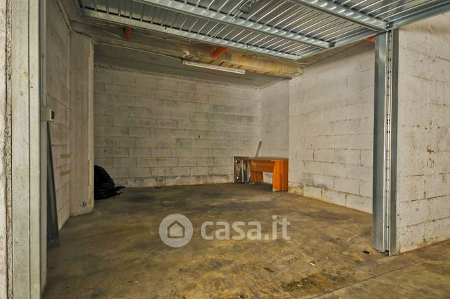 Box/posto auto in residenziale in Via delle Rose