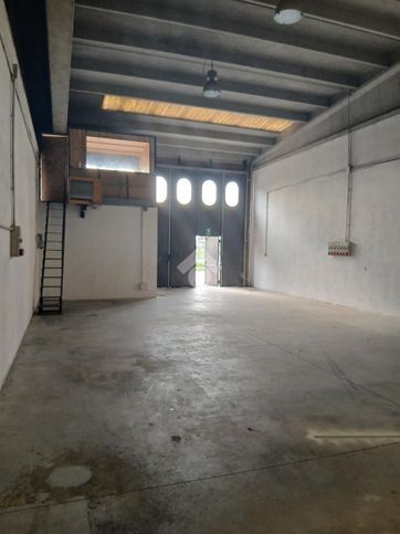 Capannone in commerciale in Via Telgate 46