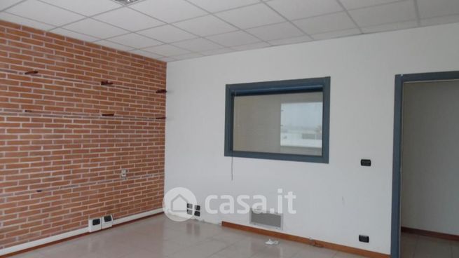 Ufficio in commerciale in Via Pasubio