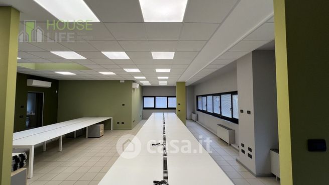 Ufficio in commerciale in 