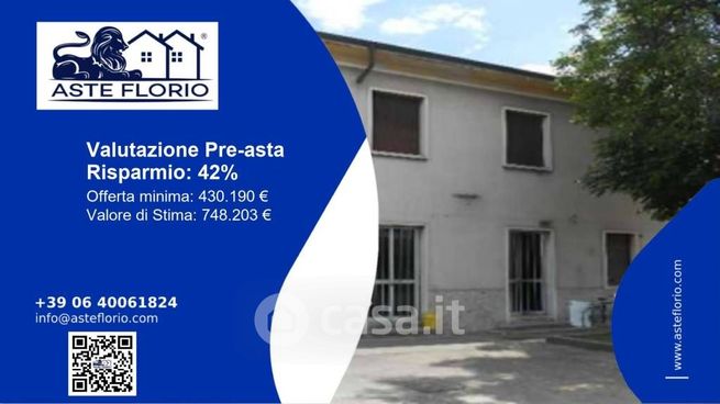 Capannone in commerciale in Via Fratelli Bronzetti 18