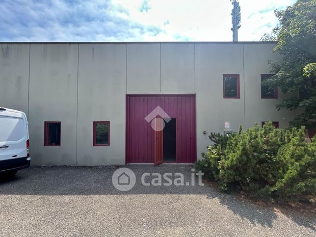 Capannone in commerciale in Via G. Mameli 16