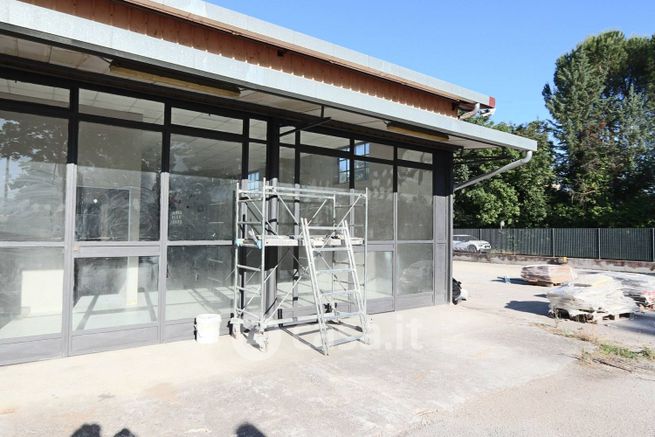 Capannone in commerciale in Via Marco Curio Dentato