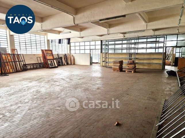 Capannone in commerciale in Via Elvo 24