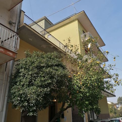 Casa indipendente in residenziale in Via LORENZO LEONE