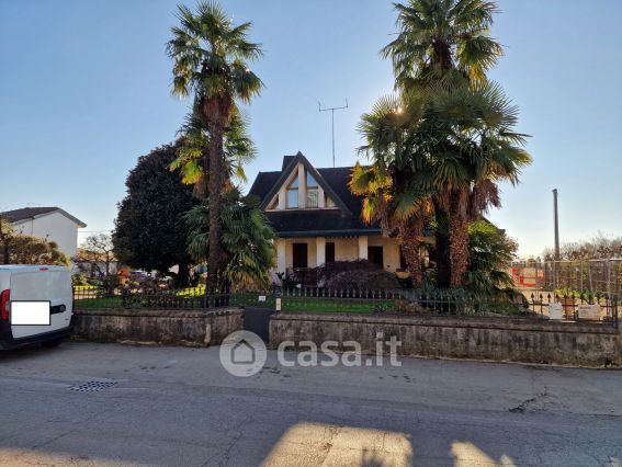 Casa indipendente in residenziale in Via Campagna 59
