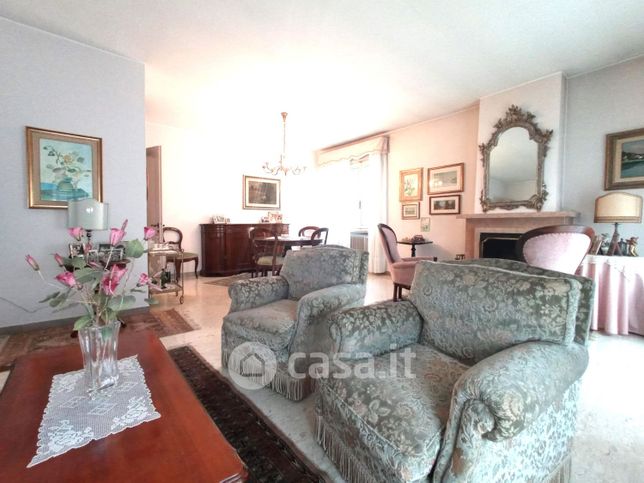 Villa in residenziale in 