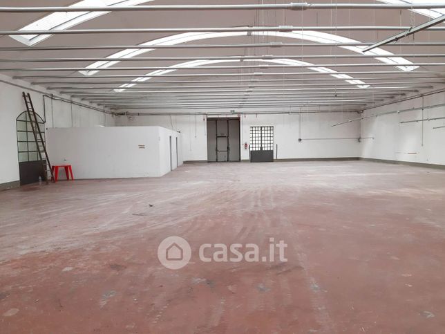 Capannone in commerciale in 