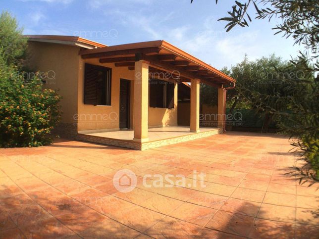 Casa bi/trifamiliare in residenziale in Viale Cefalu 39