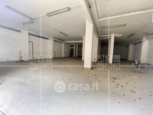 Box/posto auto in residenziale in Via Monticiano 15