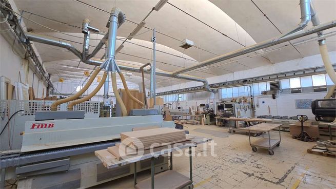 Capannone in commerciale in