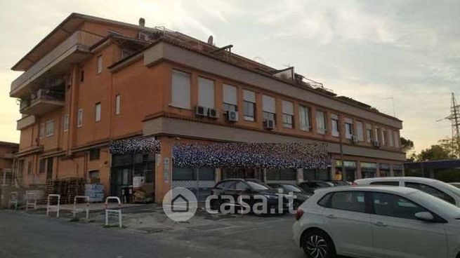 Ufficio in commerciale in Via Tuscolana 1890