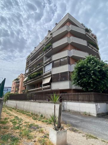 Appartamento in residenziale in Viale Avignone 115