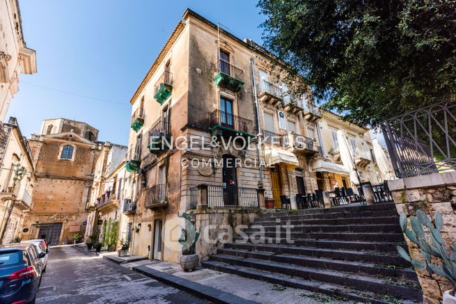 Attivitã /licenza (con o senza mura) in commerciale in Piazza Municipio 7