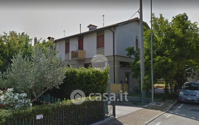 Casa bi/trifamiliare in residenziale in 