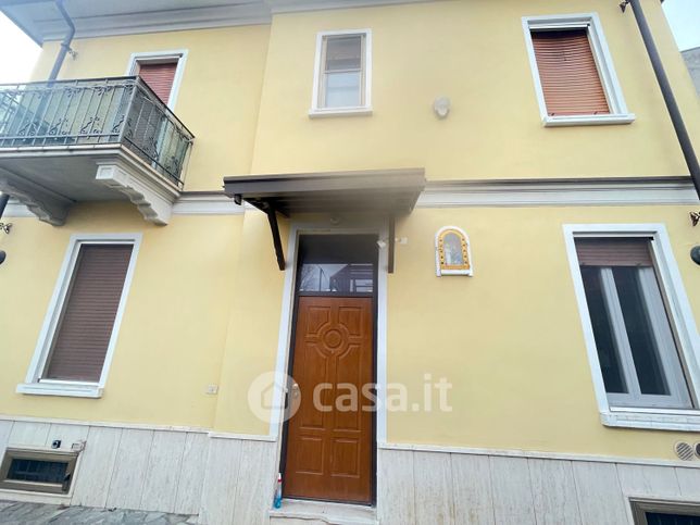 Casa indipendente in residenziale in Via Lomellina 56