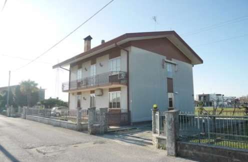 Appartamento in residenziale in Via Alzavola 10