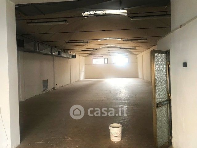 Capannone in commerciale in Via Cesare Costa 35