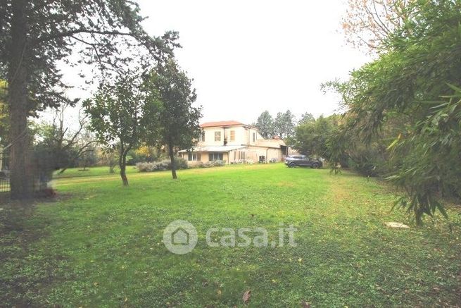 Villa in residenziale in Viale Leon Battista Alberti 200