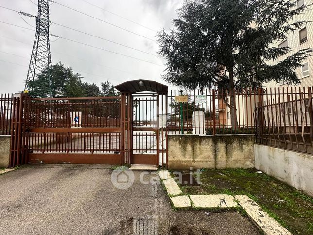 Box/posto auto in residenziale in Via dei Tigli 64
